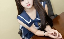 抱着边走边撞水流了一地的水